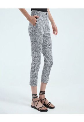 Pantalon Para Mujer Capri Color Negro Marca Ostu #40070528