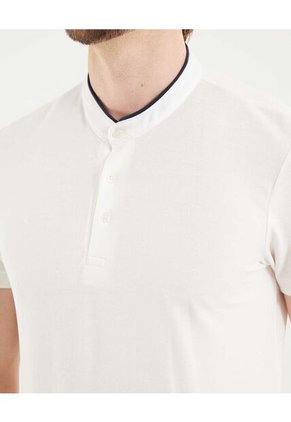 Polo Para Hombre Cuello Mao Sin Bolsillo Color Marfil Marca Ostu #60110779