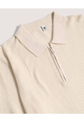 Polo  Para Hombre Cuello Tejido Sin Bolsillo Color Crema Marca Ostu #60110879