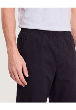 Jogger Plano Texturizado  Para Hombre Negro Ostu