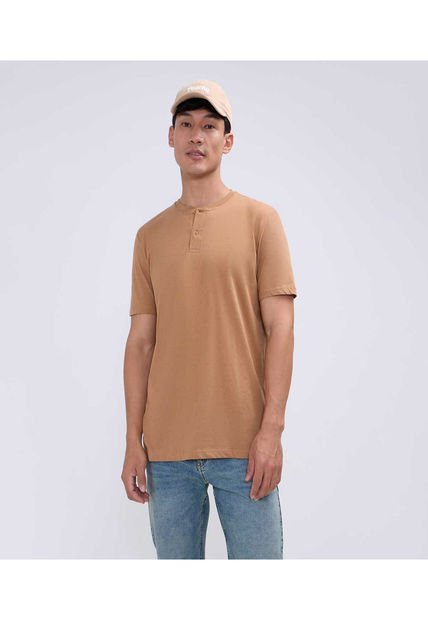 Camiseta Para Hombre Manga Corta Cuello Henley Color Camel Marca Ostu #60091425