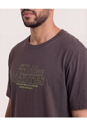 Camiseta Regular Estampado Hidden  Para Hombre Café Ostu