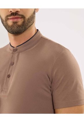 Polo Para Hombre Cuello Mao Sin Bolsillo Color Café Marca Ostu #60110842