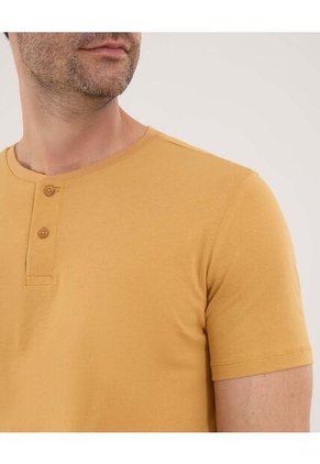 Camiseta Para Hombre Manga Corta Cuello Henley Color Mostaza Marca Ostu #60091233