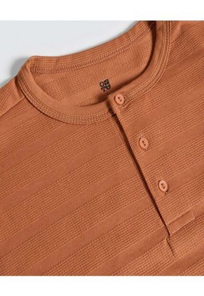 Camiseta Para Hombre Manga Corta Cuello Henley Color Terracota Marca Ostu #60091536