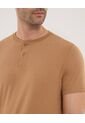 Camiseta Para Hombre Manga Corta Cuello Henley Color Camel Marca Ostu #60091425 de Ostu