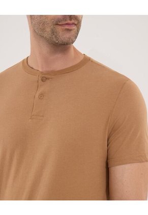 Camiseta Para Hombre Manga Corta Cuello Henley Color Camel Marca Ostu #60091425