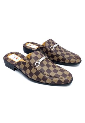 Zuecos Chess Café Outfit