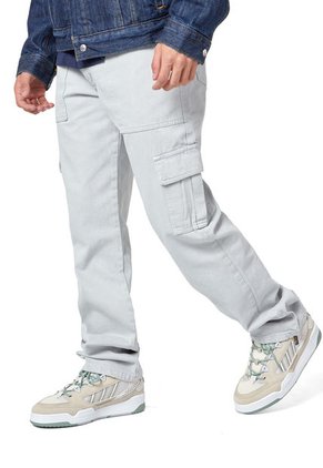 Jean Cargo Gris Claro Outfit Colombia