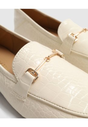 Mocasín Plano Con Aplique Metálico   Para Mujer Crema Patprimo