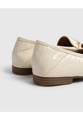 Mocasín Plano Con Aplique Metálico   Para Mujer Crema Patprimo