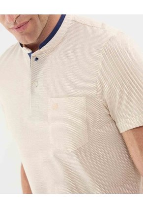 Polo Unicolor Con Textura Cuello Mao  Para Hombre Crema Patprimo