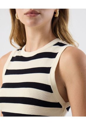 Camiseta  Para Mujer Manga Sisa Cuello Redondo Color Crema Marca Patprimo #30093832