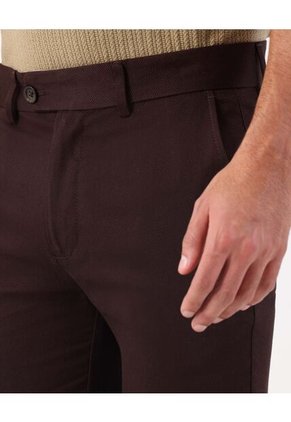 Pantalón Unicolor Slim Fit Con Textura  Para Hombre Café Patprimo