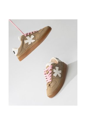 Tenis Pisos Para Mujer Flat Arena Sahara Tiza