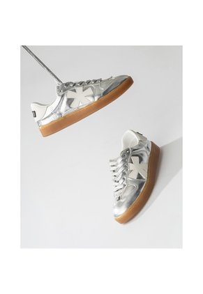 Tenis Pisos Para Mujer Flat Silver Tiza