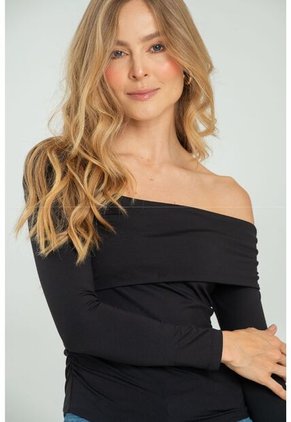 Top Escote Asimetrico Negro Ragged Pf13120825