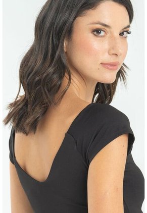 Top V Manga Corta Negro Ragged Pf13120816