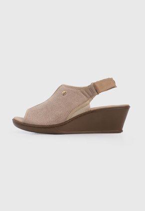 Sandalia Tacón Corrido Beige Romulo
