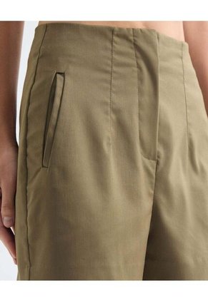 Short Tejido Plano Con Pinzas Para Mujer Verde Seven Seven