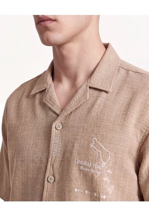 Camisa Resort Bordada Para Hombre Camel Seven Seven