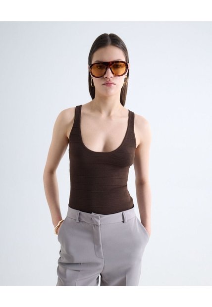 Top Sin Mangas Tejido Bandas Escote Profundo  Para Mujer Café Seven Seven