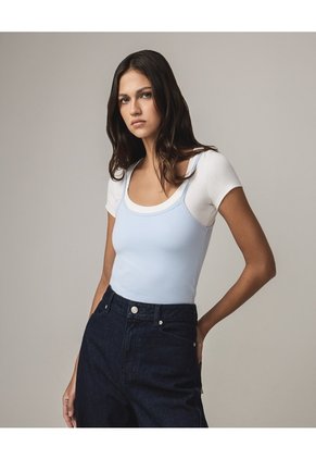 Camiseta Ajustada Cuello Amplio Para Mujer Crudo Seven Seven