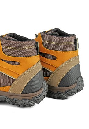 Bota Casual Infantil Tellenzi 722J Outdoor Mostaza