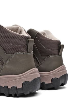 Bota Outdoor Mujer Verde Tellenzi 8-563