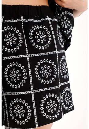 Tennis Short En Tela Bordada Tipo Ojalillo Negro Para Mujer