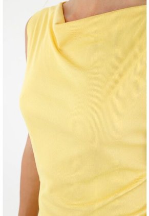 Camiseta Amarilla Manga Sisa Para Mujer