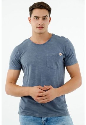 Camiseta De Hombre En Jersey Flameé Con Proceso De Lavandería Overdye Y Bolsillo De Parche Con Aplique De Raqueta. Color: Azul