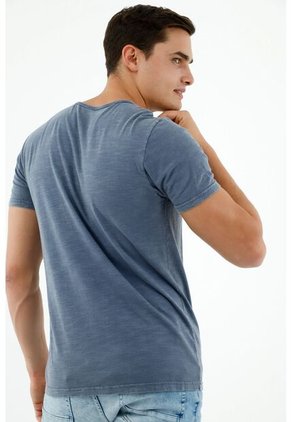 Camiseta De Hombre En Jersey Flameé Con Proceso De Lavandería Overdye Y Bolsillo De Parche Con Aplique De Raqueta. Color: Azul