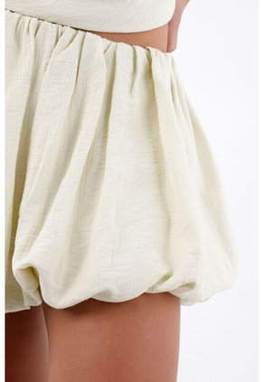 Tennis Falda Corta Para Mujer En Tejido Ligero Color Crema Silueta Globo Con Cintura Fruncida