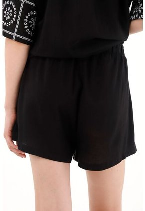 Tennis Short En Tela Bordada Tipo Ojalillo Negro Para Mujer