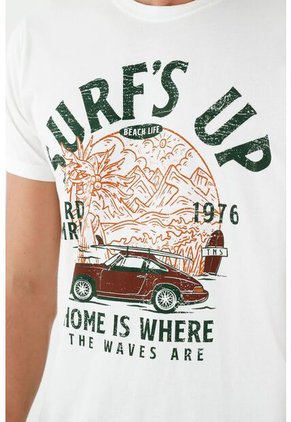 Camiseta Blanca Con Estampado Frontal Para Hombre