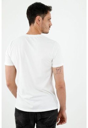 Camiseta Blanca Con Estampado Frontal Para Hombre