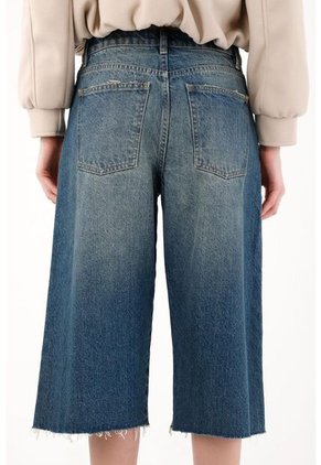 Tennis Bermuda En Denim Con Ruedo Al Corte Azul Para Mujer