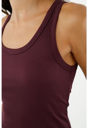 Camiseta Morada Con Escote Redondo Para Mujer