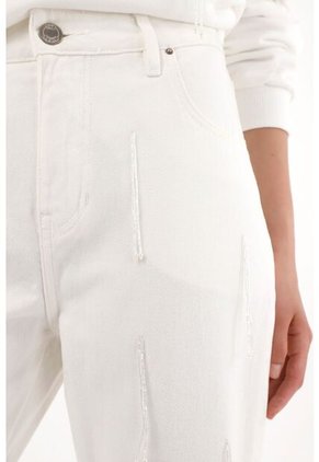 Tennis Jean Mom De Tiro Alto En Denim Crudo Para Mujer