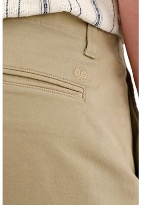 Bermuda Tipo Chino Con Bolsillos De Ribete Café Para Hombre