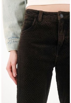 Tennis Jean Recto En Corduroy Con Efecto Vintage Negro Para Mujer