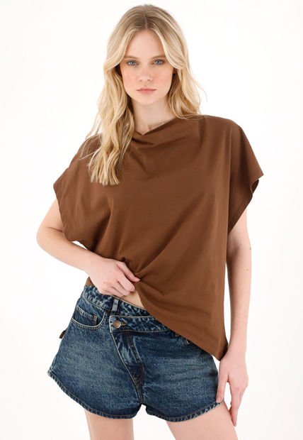 Camiseta Manga Sisa Con Ruedo Asimétrico Café Para Mujer