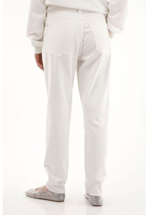 Tennis Jean Mom De Tiro Alto En Denim Crudo Para Mujer