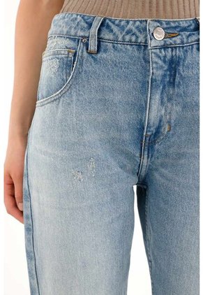 Tennis Jean Recto Tiro Alto Con Rotos Localizados Para Mujer