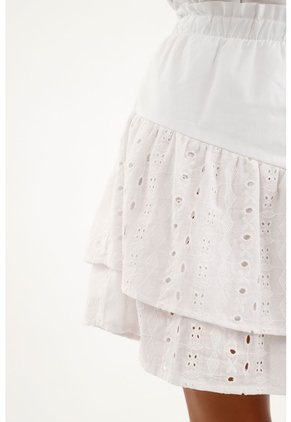 Falda Blanca Corta En Ojalillo Para Niña