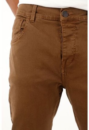 Pantalón Skinny Café Con Teñido Para Hombre