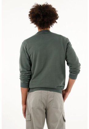 Buzo Verde Con Bordados En Frente Para Hombre