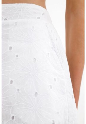 Tennis Bermuda En Ojalillo Blanca Para Mujer