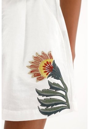 Tennis Bermuda Crudo Con Bordados Decorativos Para Mujer
